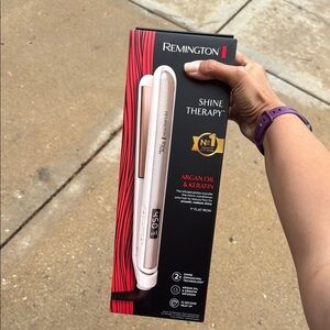 Remington Shine Therapy Hair Straightener - White and Black
